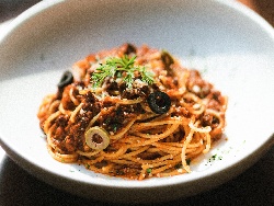 Паста талятели (или фетучини, спагети) със готварска сметана, сос Уорчестър, доматен сок, маслини и кайма - снимка на рецептата